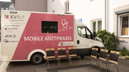 Die Mobile Arztpraxis macht aktuell in Idar-Oberstein Station. Vor dem Schiedsamt an der Stadtverwaltung werden Patienten behand