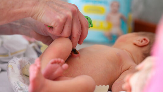 Eine Kinderkrankenschwester wickelt ein Neugeborenes nach dem Wiegen auf einer Neugeborenenstation. Im Kreis Cochem-Zell wurden