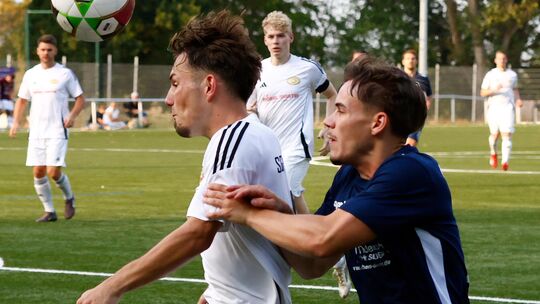 Vor dem Gegner am Ball, am Samstag aber nicht am Start: Mika Maurer (weißes Trikot) fehlt der SG Meisenheim wegen einer Urlaubsr