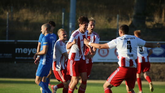 Gute Phase: Auch am Sonntag in Herxheim wollen die Fußballer des SC Idar-Oberstein (weiße Trikots) Tore feiern. Im Idealfall spr