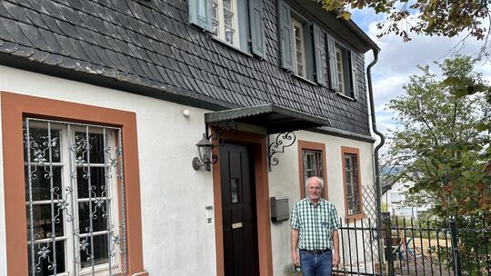 Pfarrer Martin Beckschulte – hier vor dem Pfarrhaus Schauren, in dem er wohnt – ist ebenso wie die anderen Mitglieder des Presby