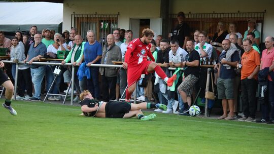 Für „ihr Spiel des Lebens“ warfen sich die Fußballer des B-Ligsten SV Waldesch (in Schwarz) im Pokalspiel gegen den Oberligsiten