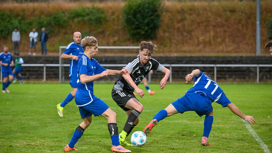 Der TuS Hausen (am Ball Nils Lenerz) hat bisher alle Partien in der B 8 gewonnen, der letzte Sieg war ein 9:0 beim SSV Buchholz Der TuS Hausen (am Ball Nils Lenerz) hat bisher alle Partien in der B 8 gewonnen, der letzte Sieg war ein 9:0 beim SSV Buchholz