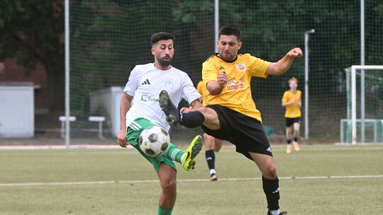 Nach dem 2:0-Sieg beim SV Remagen (links mit Niklas Alfonso Ibanez) geht es für den SC Sinzig (rechts Ardit Elshani) zu Hause ge Nach dem 2:0-Sieg beim SV Remagen (links mit Niklas Alfonso Ibanez) geht es für den SC Sinzig (rechts Ardit Elshani) zu Hause ge