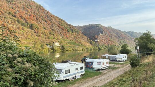 Von bestimmten Stellplätzen des Knaus Campingparks Burgen aus haben Urlauber einen unvergleichlichen Blick auf die Mosel und auf