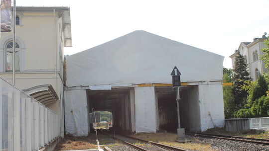Die Halle über den Gleisen am Bad Emser Bahnhof ist weiterhin unter weißen Planen versteckt. Mit den Arbeiten an der Überdachung