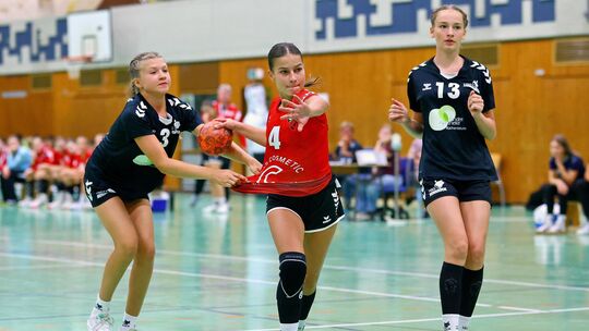Nena Luisa Grobe (rotes Trikot) traf zweimal für ihre HSG Kastellaun/Simmern beim klaren 35:19-Heimsieg zum Auftakt der C-Mädels