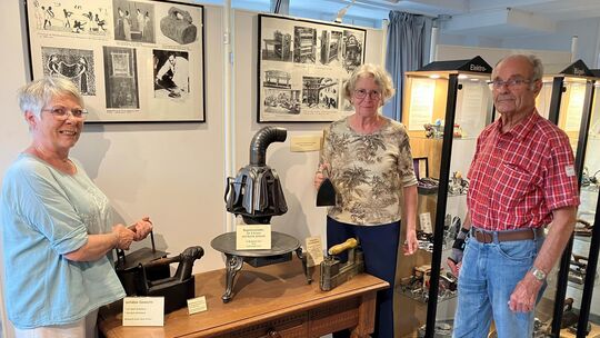 Das Bügeleisenmuseum ist die neueste Errungenschaft im Landesmuseum. Auf dem Foto sind (von links) Isolde Krieger, Susanne Pauly