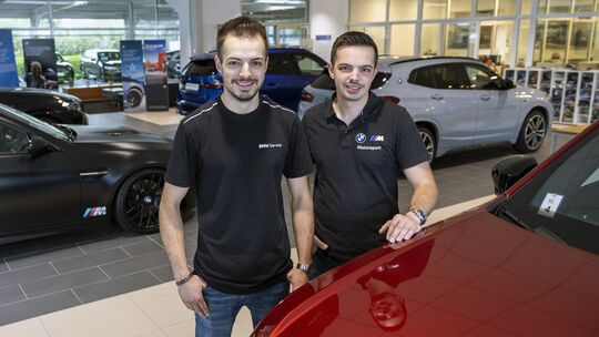 Luca (links) und Marvin Schneider sind die neuen Geschäftsführer von Auto Wüst in der Hauptstraße von Kölbingen. Die Firmenüberg