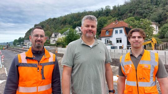Stephan Faßhauer (von links), Leiter des Bauhofs der Ortsgemeinde Leubsdorf, Ortsbürgermeister Heiko Glätzner und Tamino Hahn, P