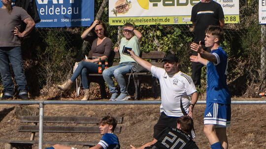 Da geht es lang: Patrik Maaß (weißes Shirt), der Trainer des FC Schmittweiler-Callbach, möchte, dass seine Mannschaft ein andere