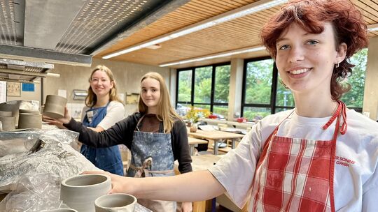 Maurice Kathan (vorne), Amelie Nolte und Melinda Hansch (hinten) sind drei von acht Auszubildenden zum Keramiker im Handwerk.
