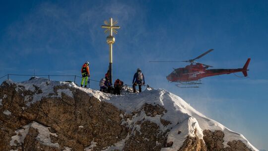 Rücktransport des Zugspitz-Gipfelkreuzes Rücktransport des Zugspitz-Gipfelkreuzes