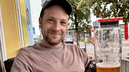 Netter Plausch bei einem kühlen Getränk in Daun: Martin Geisen ist derzeit einer der bekanntesten Schauspieler der Region mit be