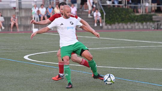 David Röhrig (vorne) hat in seiner Fußballerlaufbahn schon einiges erlebt. Jetzt sorgt er in der ersten Mannschaft des TuS Niede