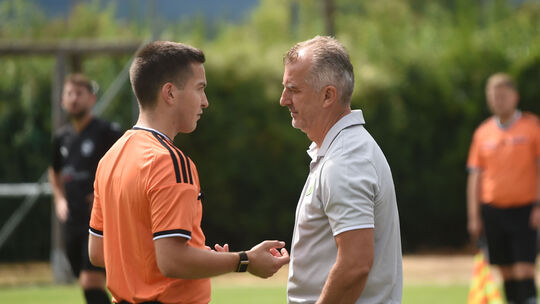 Stellt sich immer vor seine Mannschaft und diskutiert deshalb auch schon mal mit dem Schiedsrichter: Elvir Melunovic (rechts), d