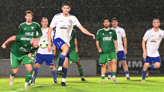 Der VfB Wissen II (in Weiß) hofft in Westerburg auf weniger Regen, dafür aber auf die selbe Leistung mit Ball wie gegen die SG H