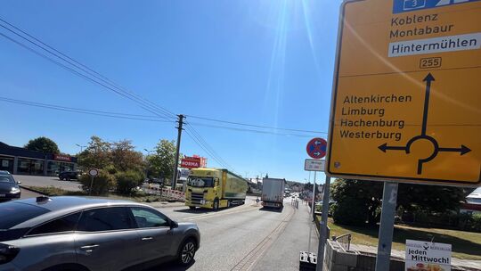 Die Ortsdurchfahrt von Langenhahn ist stark belastet. Regelmäßig staut sich der Verkehr am Kreisel und an der Bahnschranke.