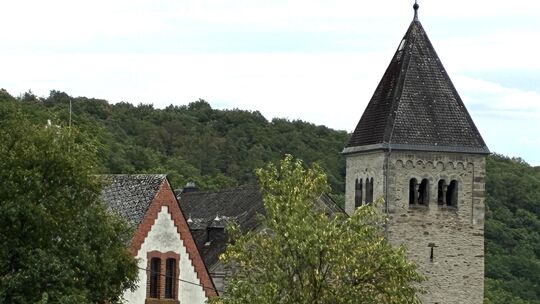 Mit der benachbarten Schule, der heutigen Kita Rappelkiste, bildet die Kirche ein eindruckvolles Ensemble.