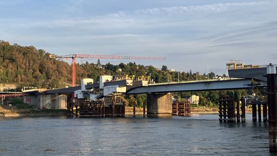 Von den Stufen am Koblenzer Schloss aus kann man gut sehen: In der Mitte fehlen noch Teile der neuen Pfaffendorfer Brücke, die a Von den Stufen am Koblenzer Schloss aus kann man gut sehen: In der Mitte fehlen noch Teile der neuen Pfaffendorfer Brücke, die a