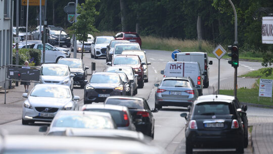Der tägliche Verkehr macht den Anwohnern in Straßenhaus zu schaffen. Doch die Gegner des Projekts befürchten, dass die Ortsumgeh