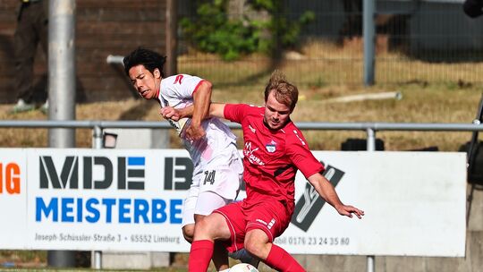 Eisbachtals Torjäger der Vorsaison, Jonah Arnolds (in Rot, gegen Ryo Iwata), hat mometan noch Ladehemmung wie das gesamte Team,
