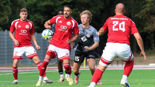 Nichts zu holen gab es für Lennart Braatz (graues Trikot) und den FC Rot-Weiss Koblenz II beim 0:7 gegen Anadolu (vorn am Ball H