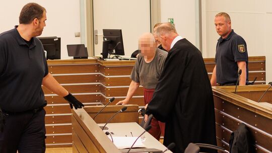 Am 18. August 2026 um 9.39 Uhr tritt Hans S., 81 Jahre, erstmals vor die Augen der Öffentlichkeit. Auf einen Rollator gestützt,