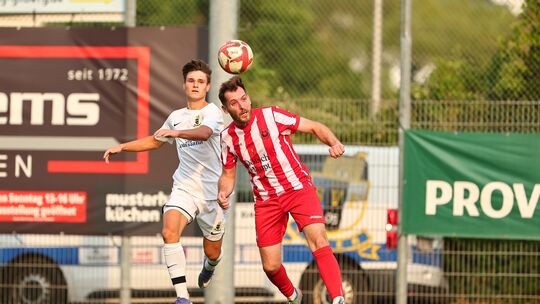 Für den SV Untermosel Kobern-Gondorf um Stefan Ramaj (in Rot-Weiß) steht ein Heimspiel an – und da ist der Aufsteiger stark, was
