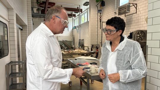 Dirk Steinhauer, Arbeitsbereichsleiter der Pathologie, führt Landwirtschaftsministerin Christine Schneider (CDU) durch die Labor
