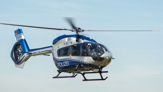 Ein Polizeihubschrauber wie in diesem Symbolbild fahndete nach dem flüchtigen Fahrer eines verunfallten Fahrzeugs zwischen Kirch