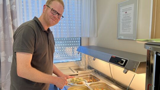 Pflegedienstleiter Axel Mohrs kostet selbst. An diesem Tag steht im Seniorenzentrum St. Elisabeth in Düngenheim unter anderem Al