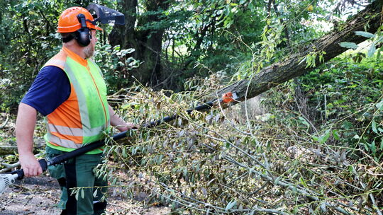 Der Fußweg vom Wirgeser Hallenbad nach Siershahn wird von Mitarbeitern des Bauhofs freigeräumt.