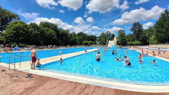 Viel los war in dieser Saison auch im Freibad Birkenfeld. Um die Betriebs- und Energiekosten zu senken, soll bald eine Photovolt
