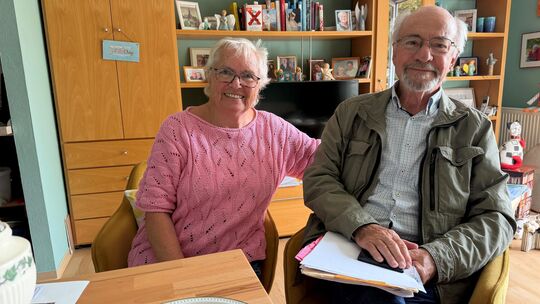 Rita Damm, Bewohnerin im seniorengerechten Wohnen in Hamm, zusammen mit Hans Schmidt, dem Vorsitzenden des Fördervereins Altenze