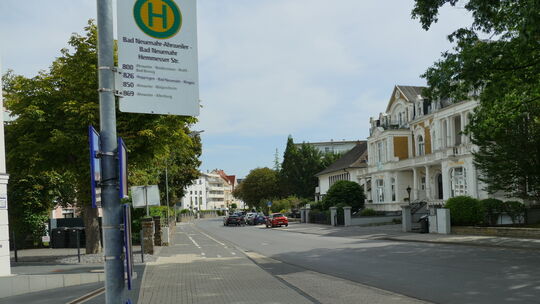 Die Hauptstraße ist eine der wichtigsten Querverbindungen in Bad Neuenahr.