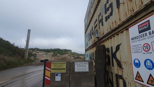 Die Mendiger Basalt Schmitz Naturstein GmbH & Co. KG beantragt, neue Gewinnungsböschungen im Bergbau erschließen zu dürfen. Die Mendiger Basalt Schmitz Naturstein GmbH & Co. KG beantragt, neue Gewinnungsböschungen im Bergbau erschließen zu dürfen.