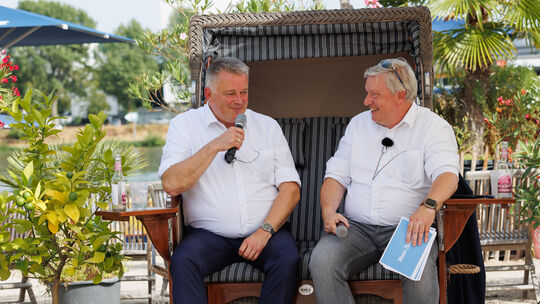 Zur Premiere unseres neuen Formats „Interview im Strandkorb“ hat RZ-Chefredakteur Lars Hennemann den neuen Ministerpräsidenten G