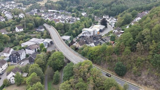 An der Asdorfbrücke werden ab 7. September Sanierungsarbeiten stattfinden. Dafür muss der Bereich der Brücke für vier Wochen vol