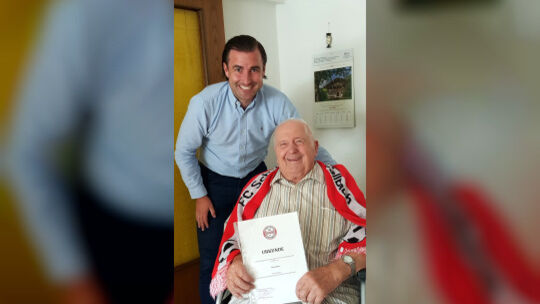 Julian Kuhn, der Vorsitzende des FC Schmittweiler-Callbach, überbrachte Theo Haas, der seit 75 Jahren Mitglied im Verein ist, di