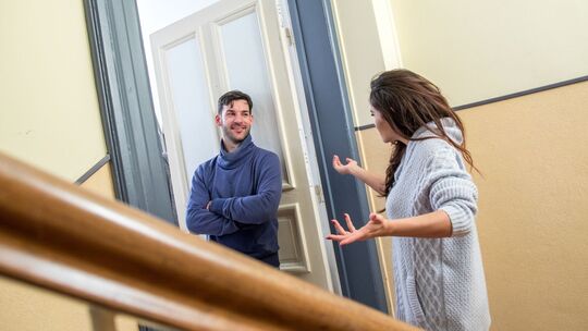 Nachbarn streiten im Treppenhaus Nachbarn streiten im Treppenhaus