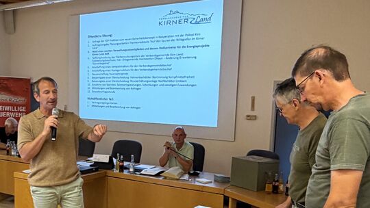 Geheime Wahl: Frank Schätzel und Wilfried Schlarb (von rechts) fungierten als "Wahlhelfer" bei der gescheiterten Wahl eines Verw