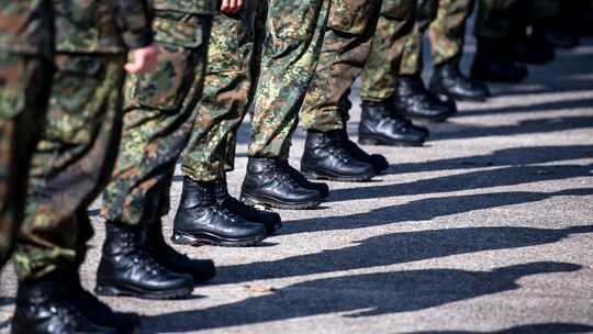 Soldaten der Bundeswehr stehen auf dem Appellplatz
