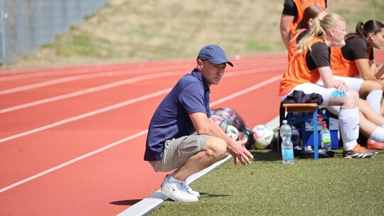 Trainer Michael Tannhäuser kann zufrieden auf den ersten Spieltag zurückblicken, seine Holzbacherinnen gewannen mit 4:0 gegen Sa