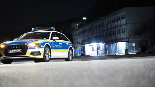 Polizeistreifen standen in der Nacht zum Freitag in der Nähe des Container-Komplexes der Firma Biontech.