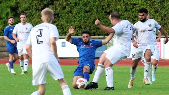 Der SV Rheinbreitbach II (weiße Trikots) musste sich beim HSV Neuwied II nach 3:0-Pausenführung noch mit einem Remis begnügen. A Der SV Rheinbreitbach II (weiße Trikots) musste sich beim HSV Neuwied II nach 3:0-Pausenführung noch mit einem Remis begnügen. A