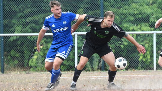Der VfB Niederdreisbach (in Schwarz) will drei Punkte und damit gleichzeitig das Weiterkommen im Pokal klar machen.