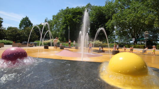Der Wasserspielplatz unweit des Deutschen Ecks sorgte in den vergangenen Wochen oft für willkommene Abkühlung.