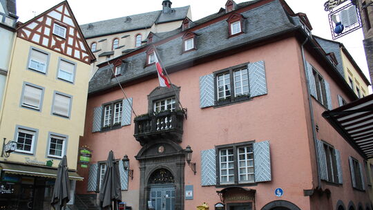 Noch bestimmen Rosarot und Klappläden die Optik des historischen Rathauses in Cochem. Doch das soll sich bald ändern.
