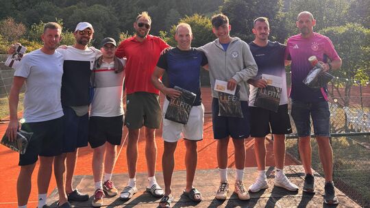 Siegerbild: Marius Menten aus Alf (Vierter von rechts), Organisator des Vulkaneifel-Therme-Cup in Bad Bertrich, war als Spieler